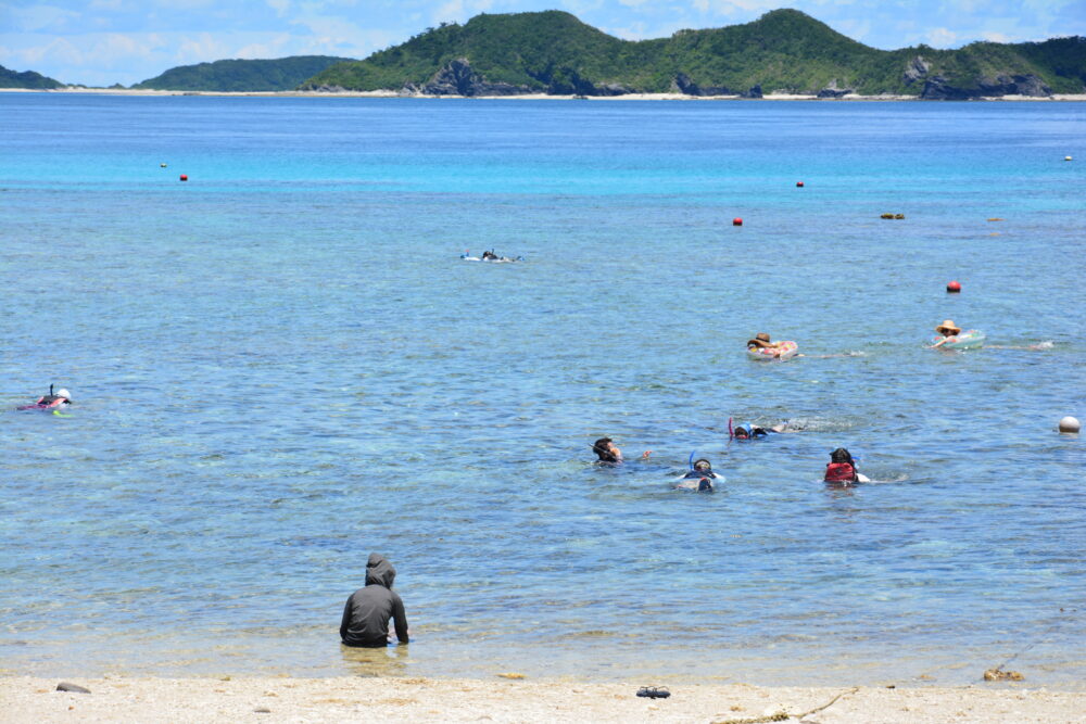 阿嘉島・北浜でシュノーケリングしてる人たち