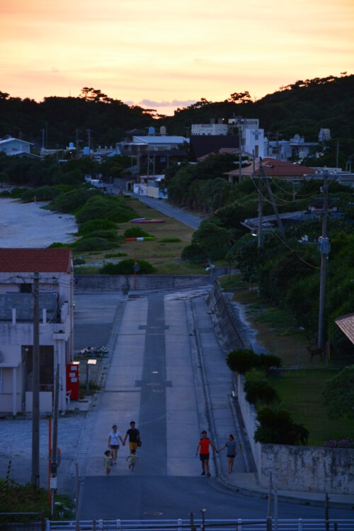 阿嘉島の阿嘉大橋から見た夕焼けと家族たち