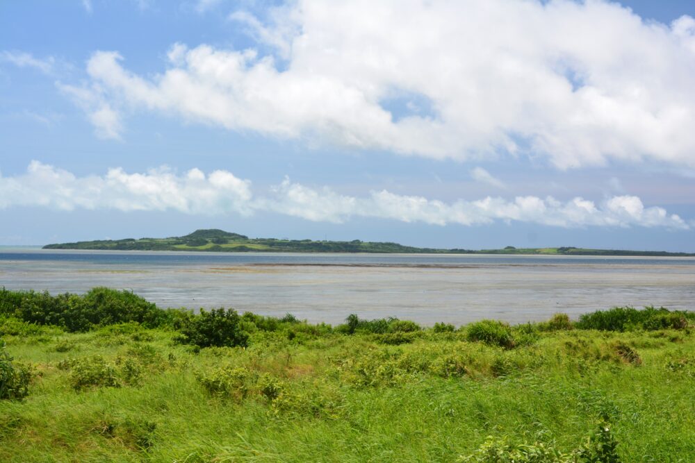 西表島の野原崎展望台から見た小浜島