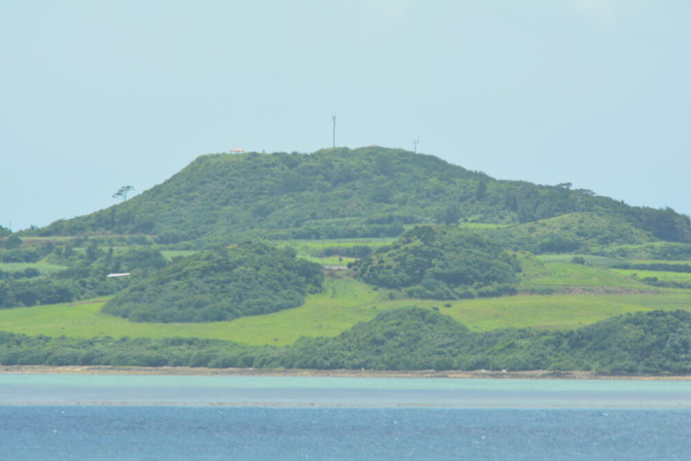 西表島の野原崎展望台から見た小浜島・大岳