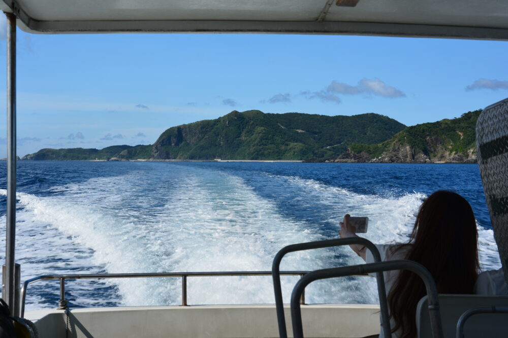 阿嘉島から座間味島に行くと渡船から見た海