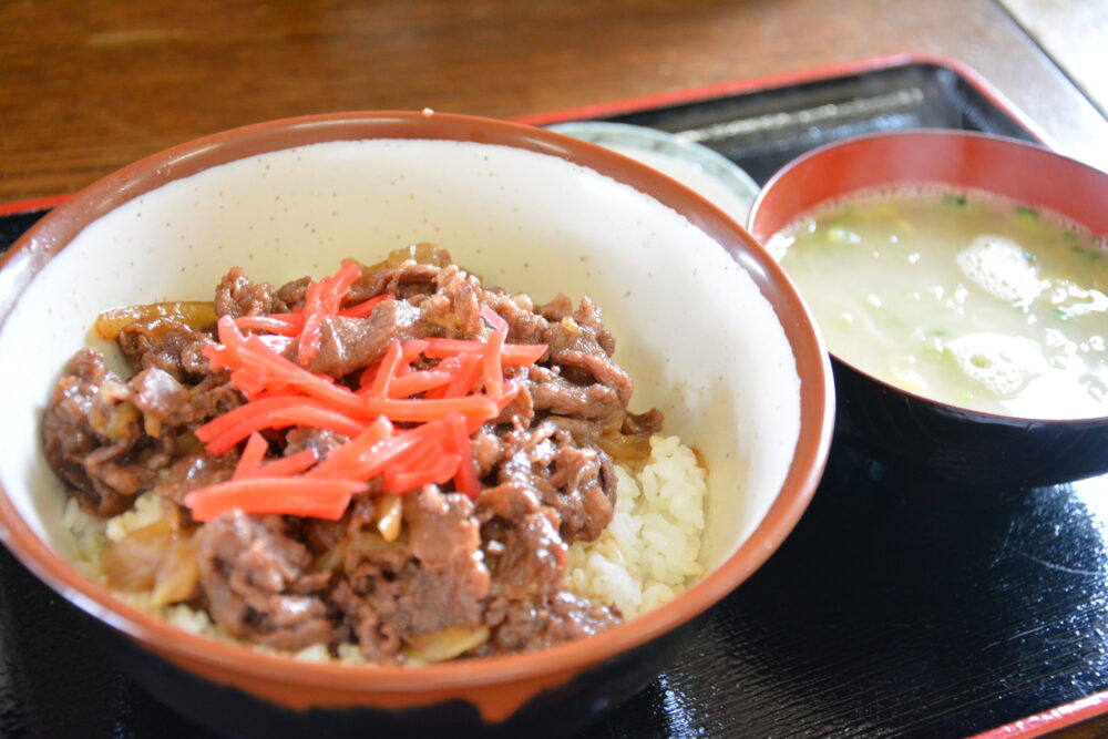 西表島の食事処 猪狩家の八重山牛丼