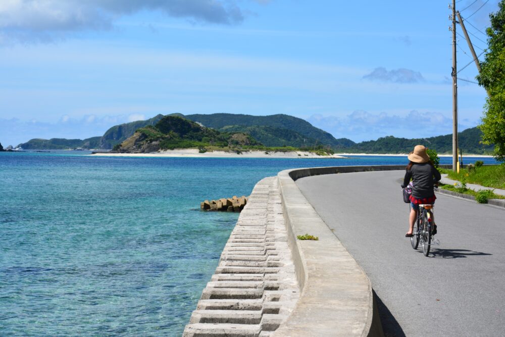 座間味島で自転車を漕ぐ女性