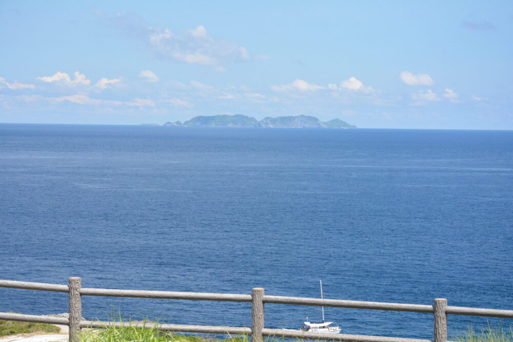 座間味島の女瀬の崎展望台から見た渡名喜島