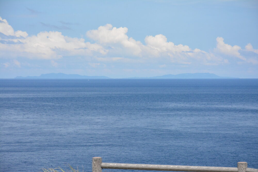 座間味島の女瀬の崎展望台から見た久米島