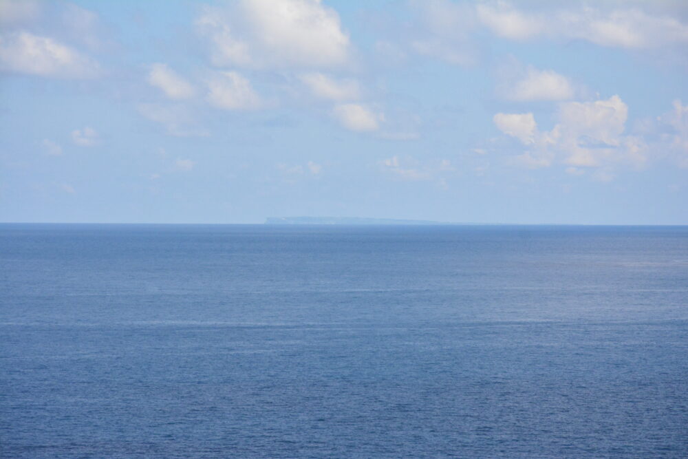 座間味島の女瀬の崎展望台から見た粟国島