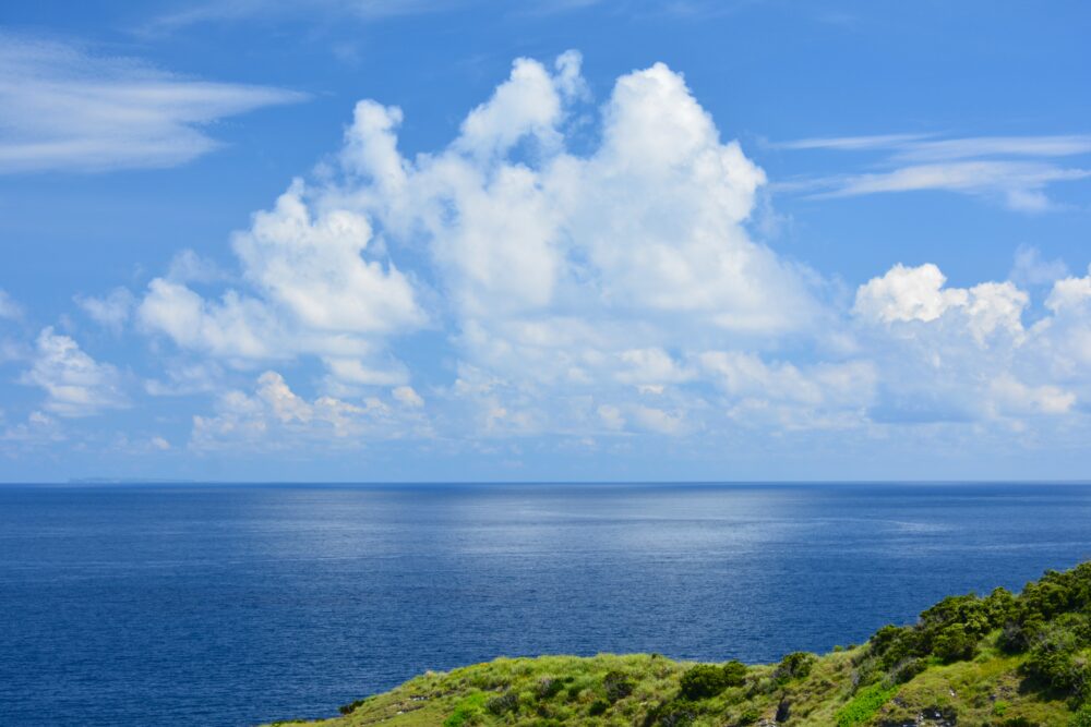 座間味島の女瀬の崎展望台から見た夏の雲と水平線