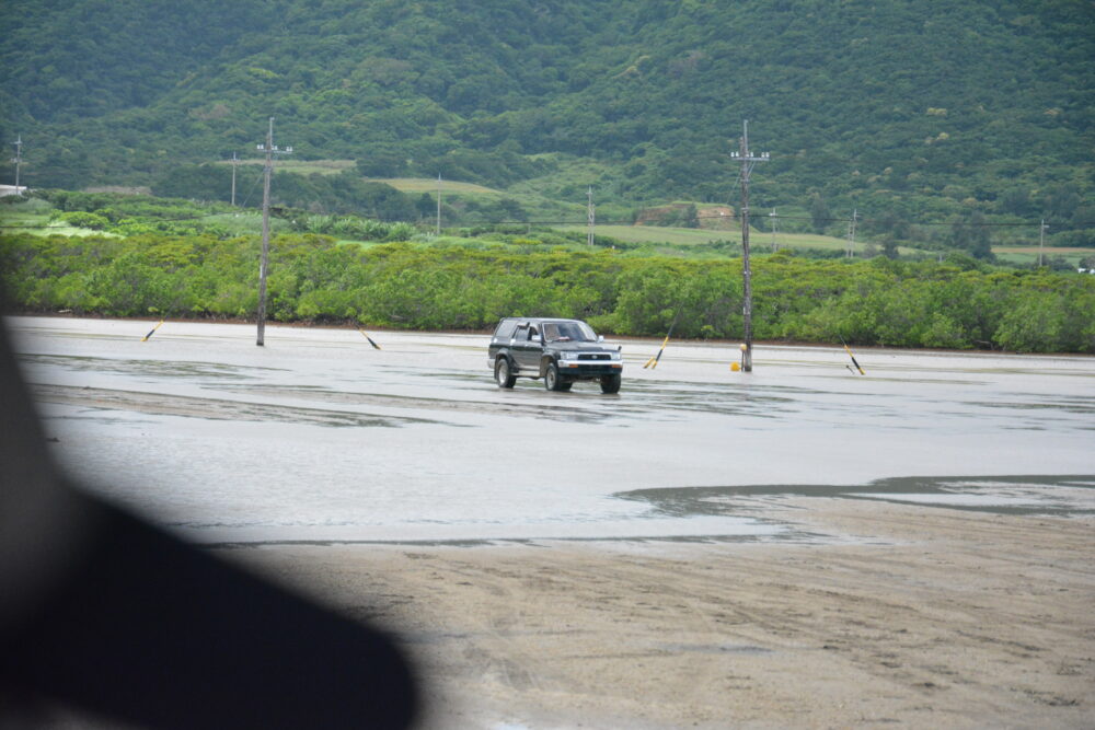 由布島に渡ってくる車