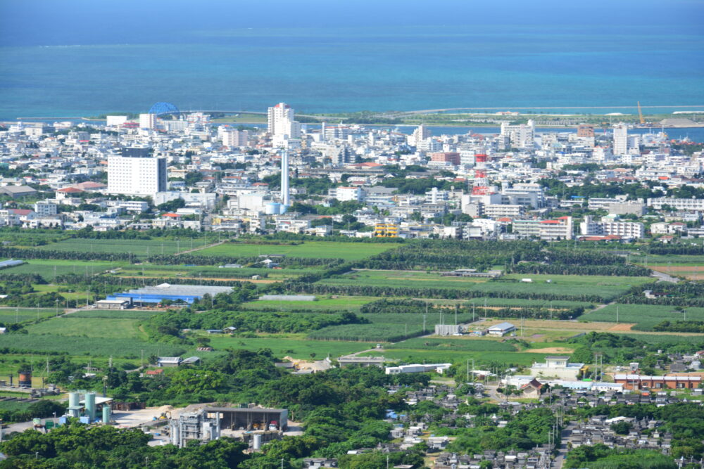 石垣島のエメラルドの海が見える展望台から見た石垣市街地