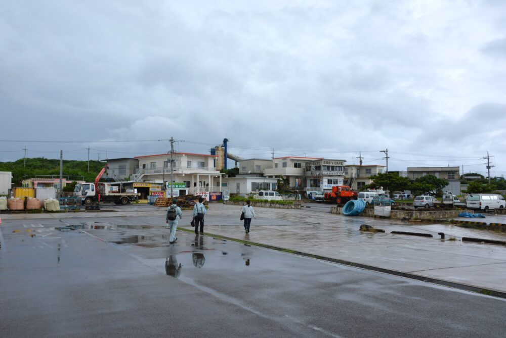 小浜島の港前の風景