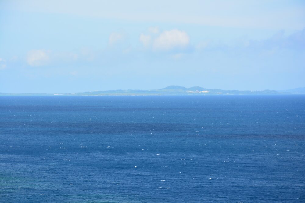 石垣島の御神崎灯台から見た小浜島