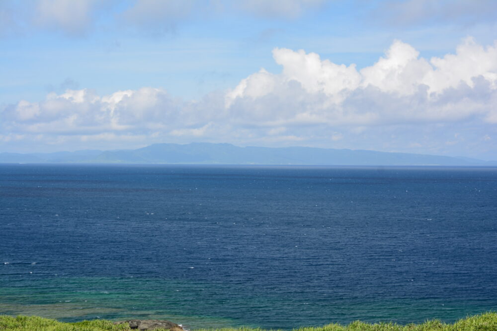 石垣島の御神崎灯台から見た西表島