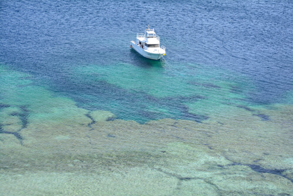 石垣島の御神崎灯台から見たリーフでダイビングしてる船