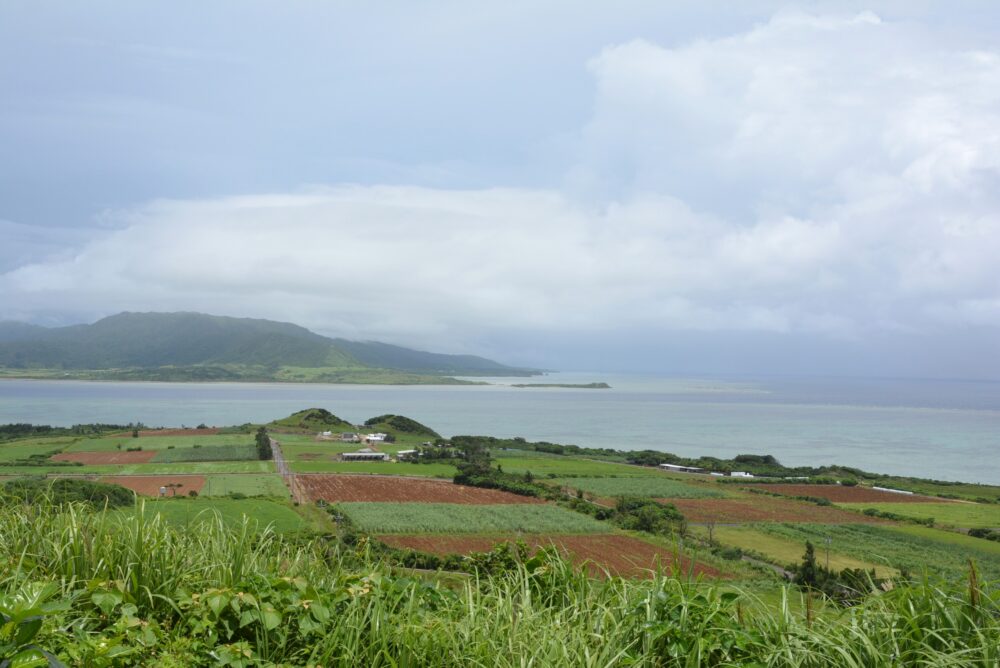 小浜島の大岳展望台から見た西表島と島風景