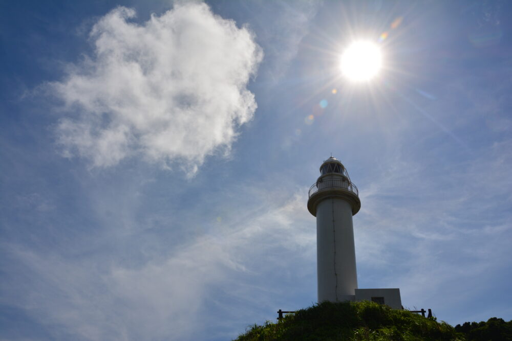 石垣島の御神崎灯台と太陽