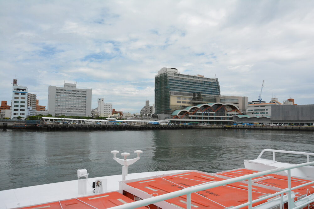 那覇の泊港（とまりん）