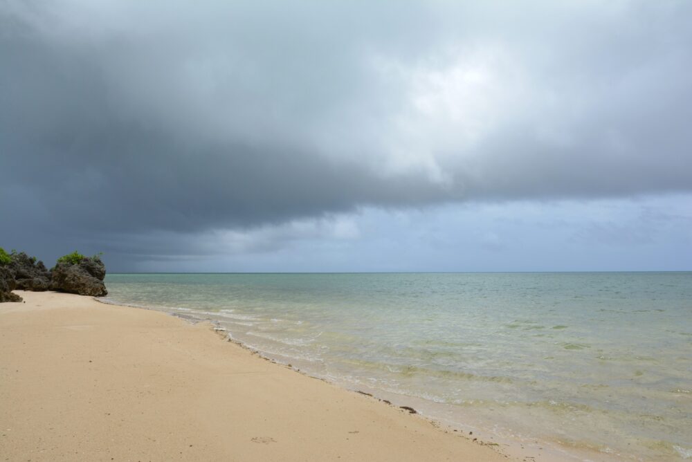 小浜島のビーチと雨雲