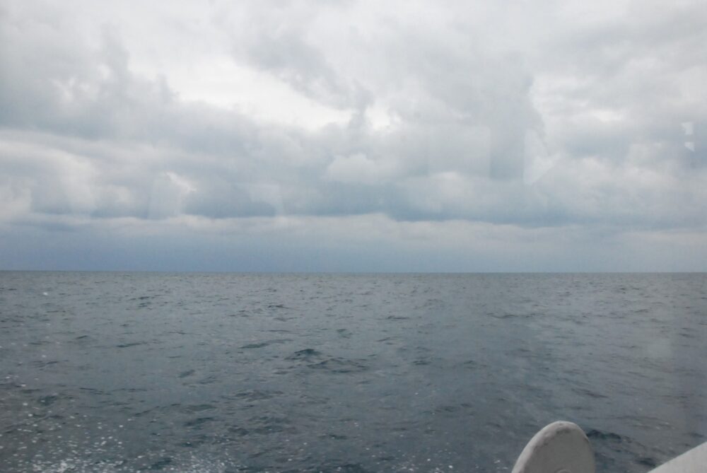 黒島へ行く船から見た海と曇天の空