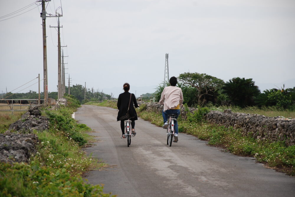 黒島でサイクリングする人カップル