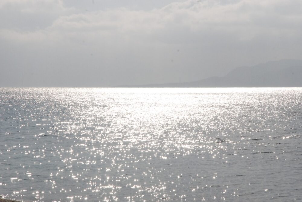 黒島の西ノ浜から見たキラキラ光る海面