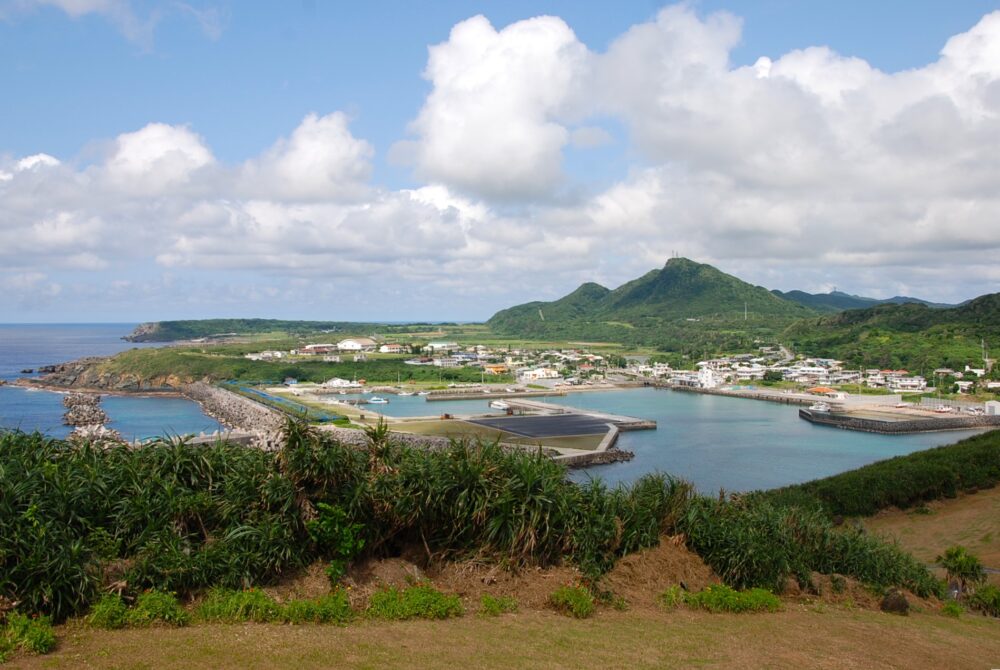 与那国島の西崎にから見る久部良集落