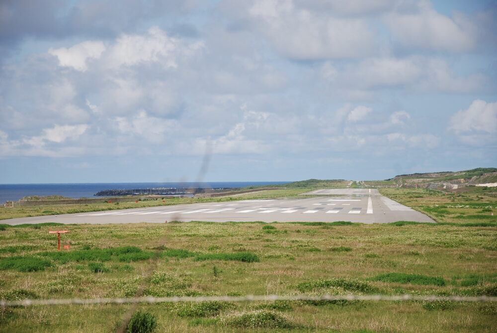 与那国島の馬鼻崎から見た与那国空港