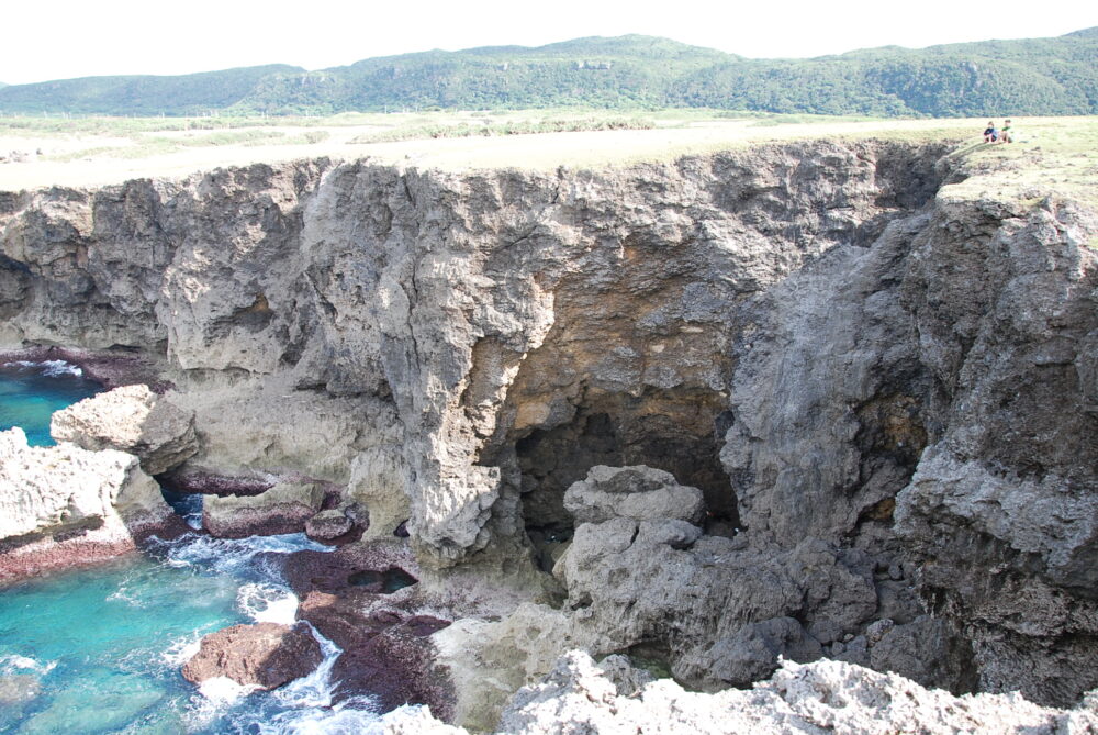 与那国島・馬鼻崎の崖っぷちでまったりしてるカップル