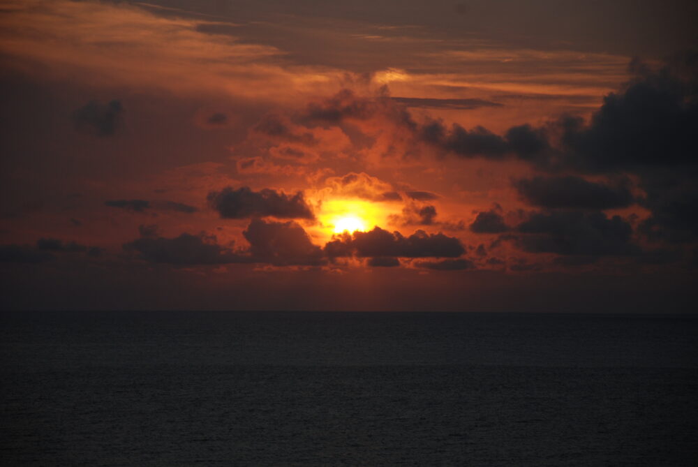 与那国島・日本最後の夕日が見える丘から見る夕日