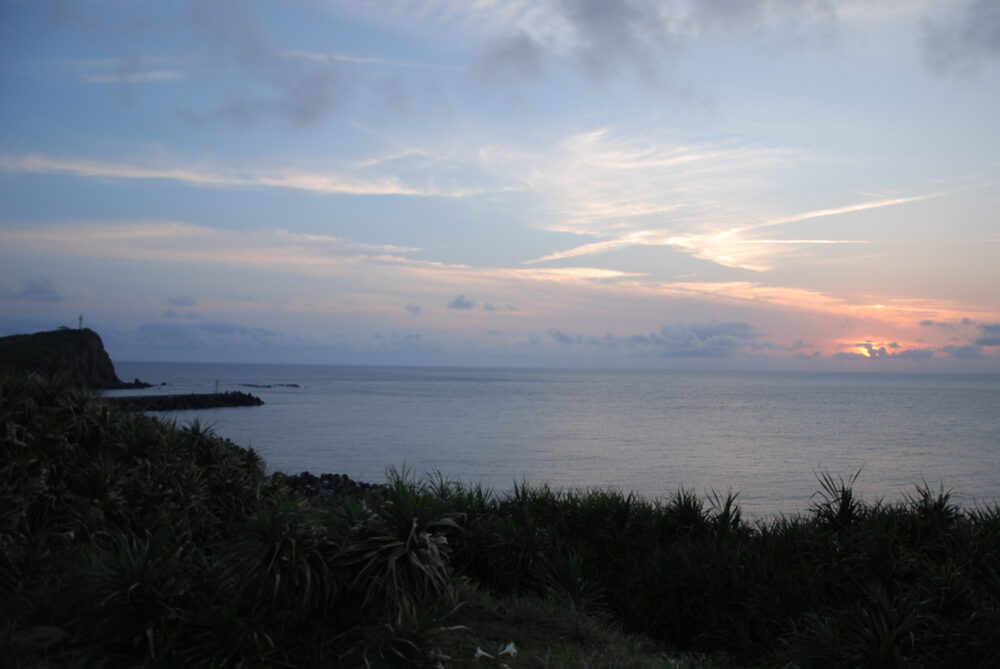 与那国島・日本最後の夕日が見える丘から見る夕日と西崎