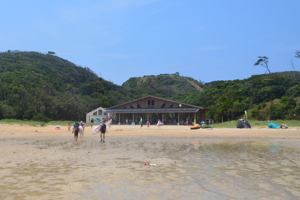 辰ノ島のビーチで遊ぶ人たち