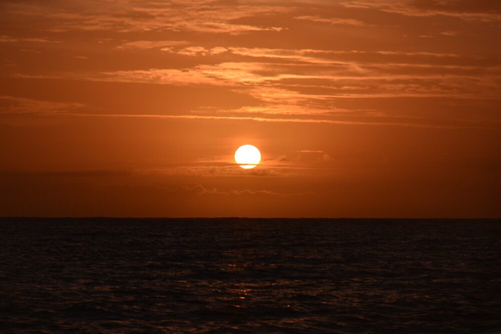 船から見る波照間島のまん丸夕日