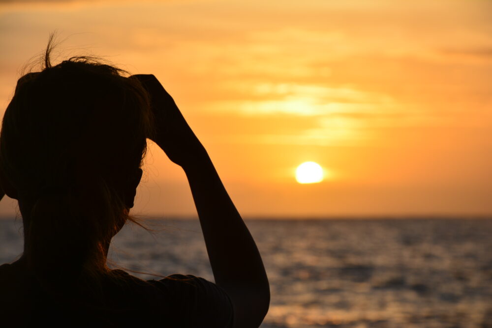 船から見る波照間島の夕日