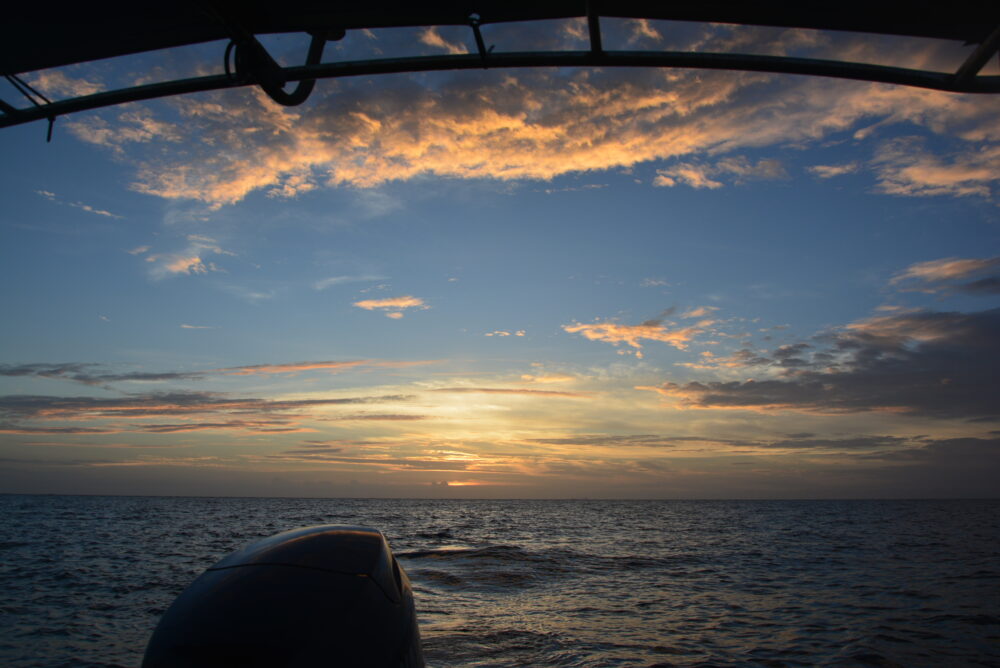 船から見る波照間島の夕焼け