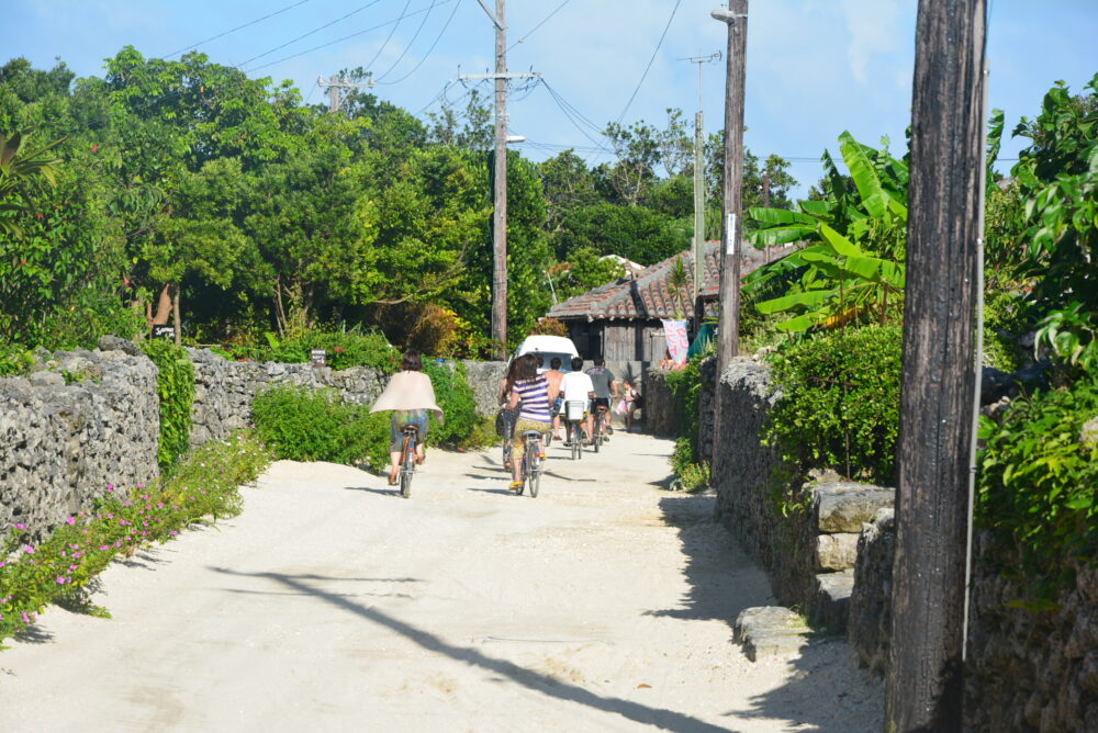 竹富島で自転車をこいでいる観光客