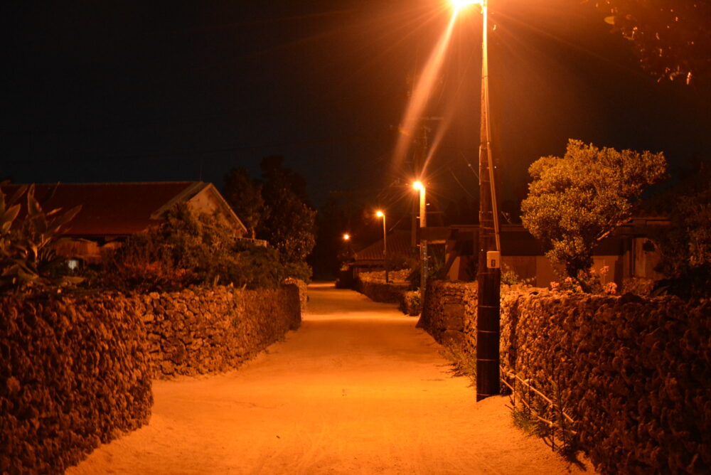 竹富島の夜の路地