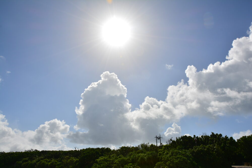 竹富島のコンドイビーチで眺めた太陽と夏空