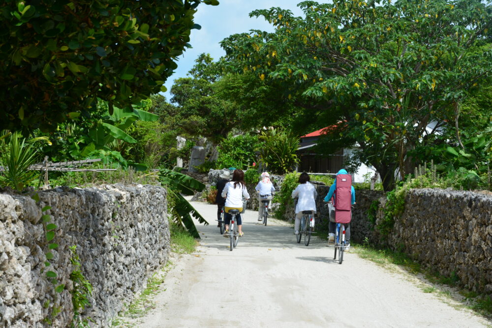 竹富島で自転車に乗ってる人たち