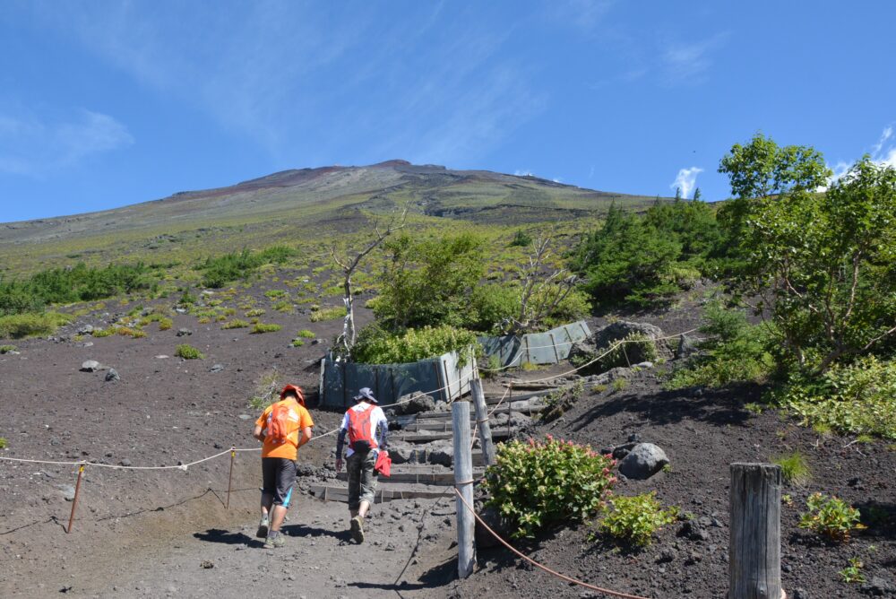 富士登山をする人たち