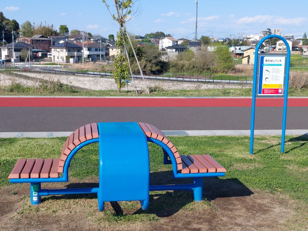 大間近隣公園（大間見晴らしの丘）の健康遊具『背のばしベンチ』