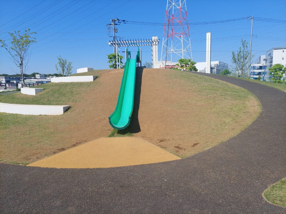 大和田水辺の丘公園のすべり台
