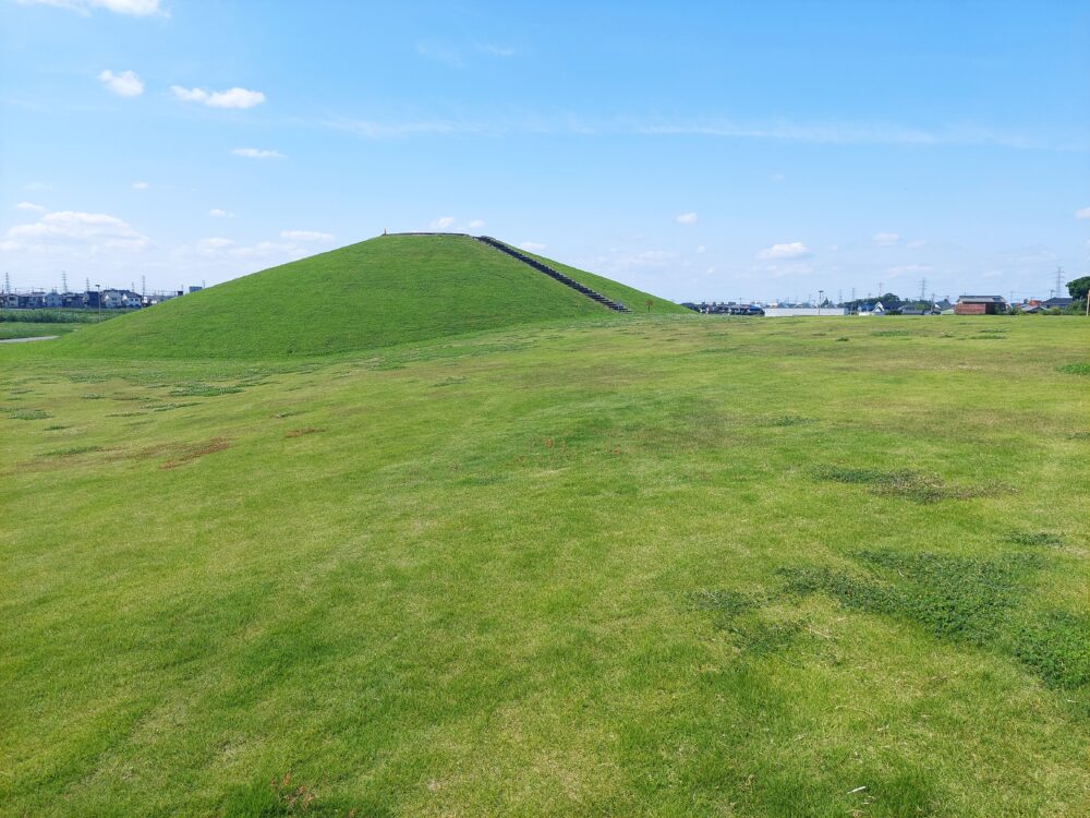 春日部夢の森公園の芝生広場と築山(丘)