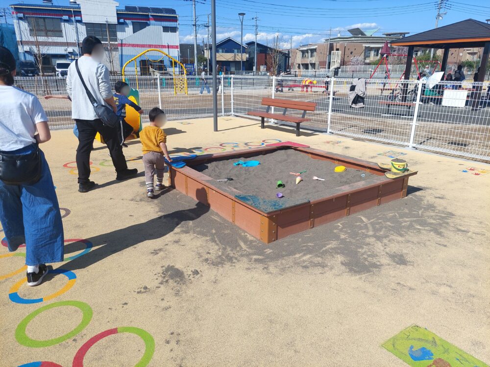 西大袋第一公園（西大袋あおぞら公園）のインクルーシブ遊具エリアにある砂場