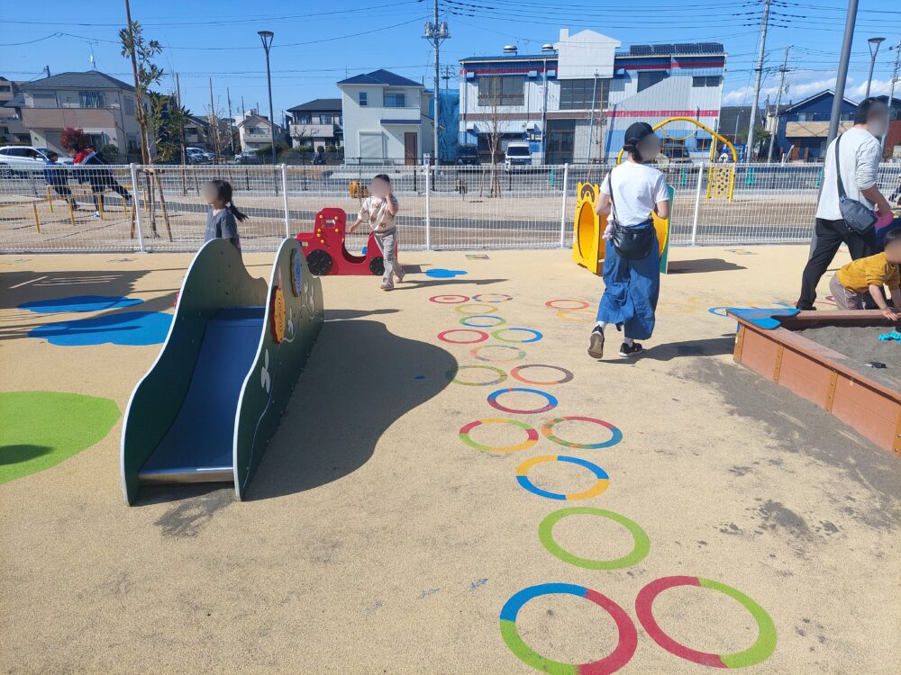 西大袋第一公園（西大袋あおぞら公園）のインクルーシブ遊具エリアにある遊具