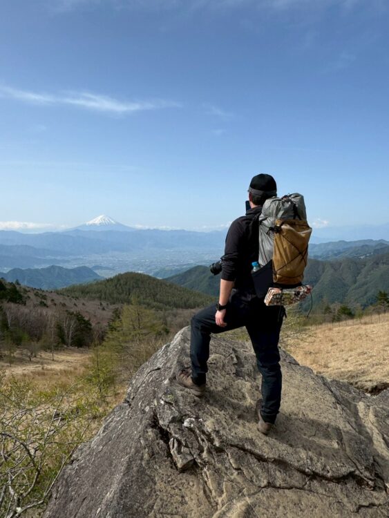 乾徳山の扇平にある月見岩から富士山の写真を撮る人