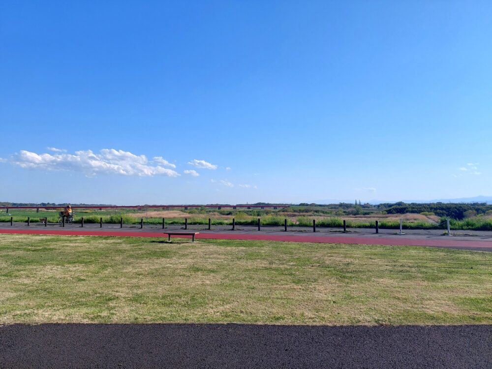 大間近隣公園の芝生広場から見る川幅日本一の景色