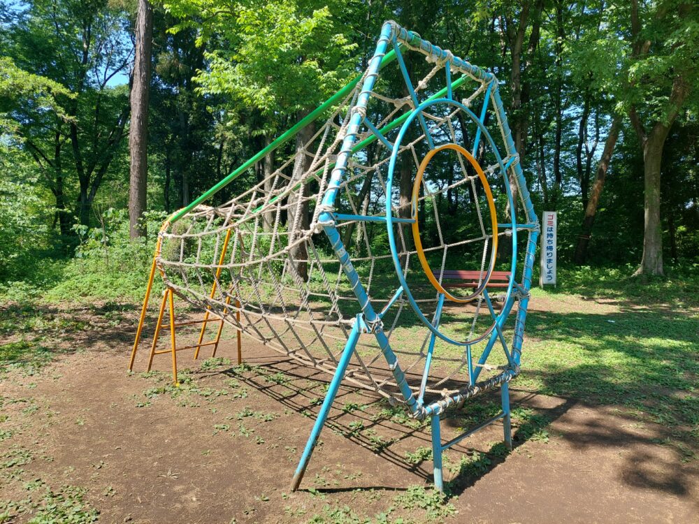 智光山公園のピクニック広場にあるネット型遊具