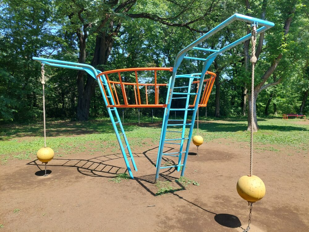 智光山公園のピクニック広場にある遊具