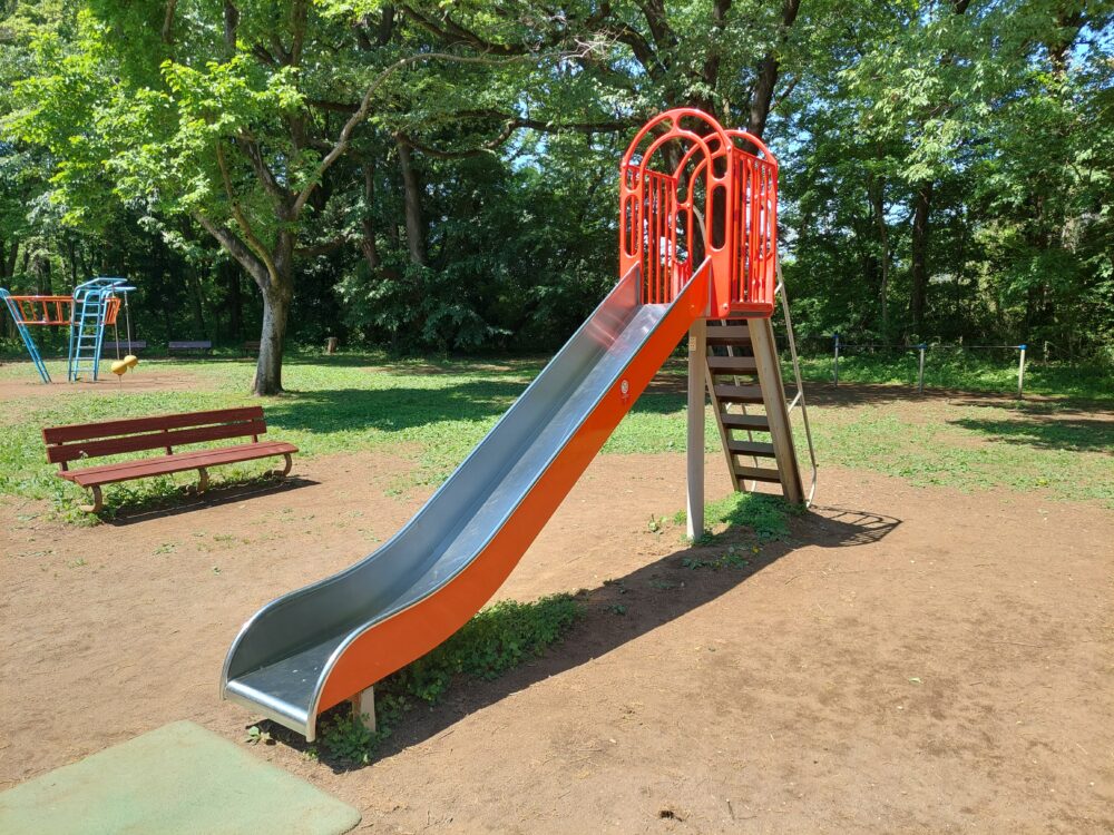 智光山公園のピクニック広場にあるすべり台