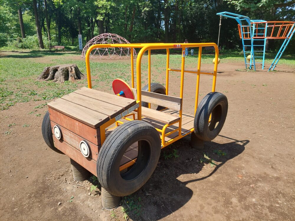 智光山公園のピクニック広場にある車の乗り物遊具