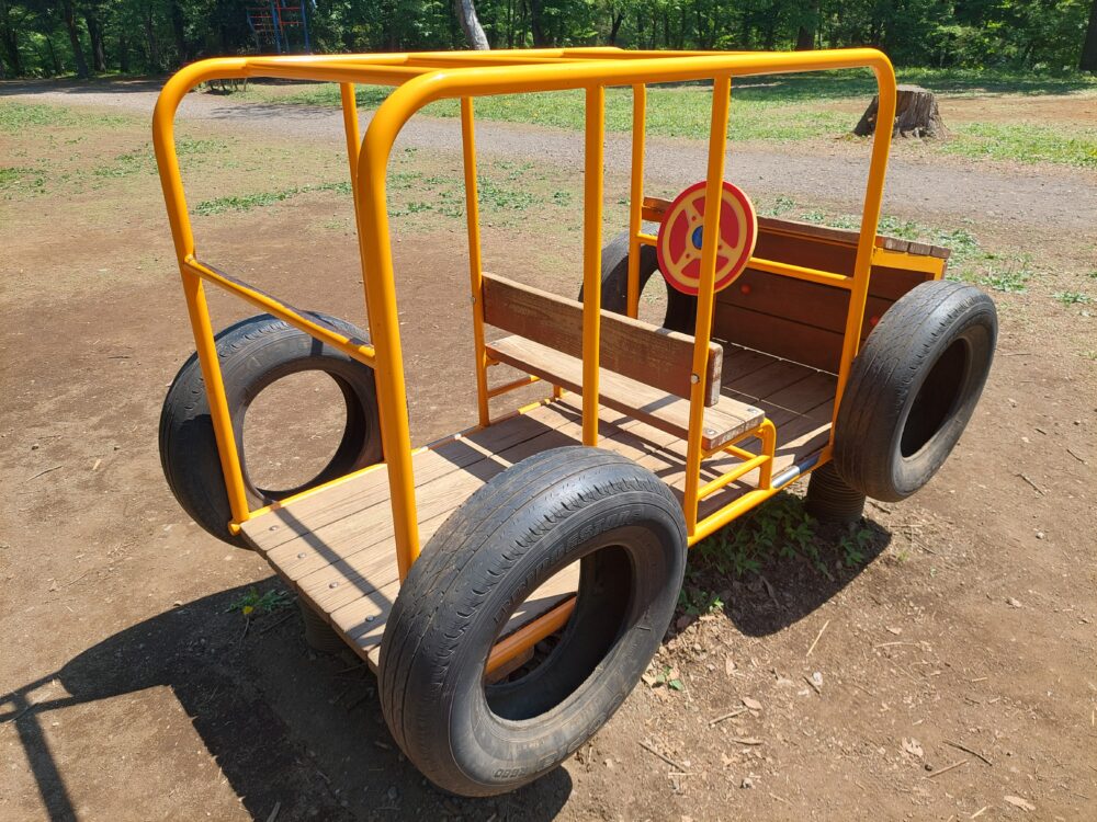 智光山公園のピクニック広場にある車の乗り物遊具